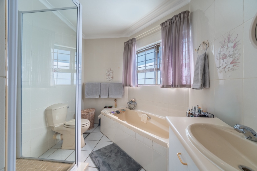 7 Bedroom Property for Sale in Wavecrest Eastern Cape